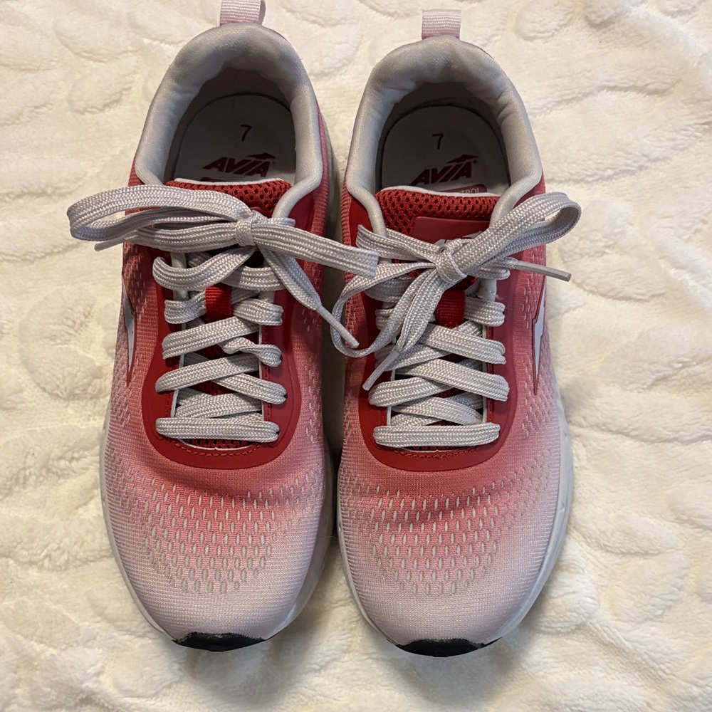 NWOT women’s Avia sneakers size 7. Red ombré.
